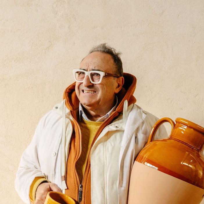 Nicola Fasano, céramiste à Grottaglie, dans son atelier