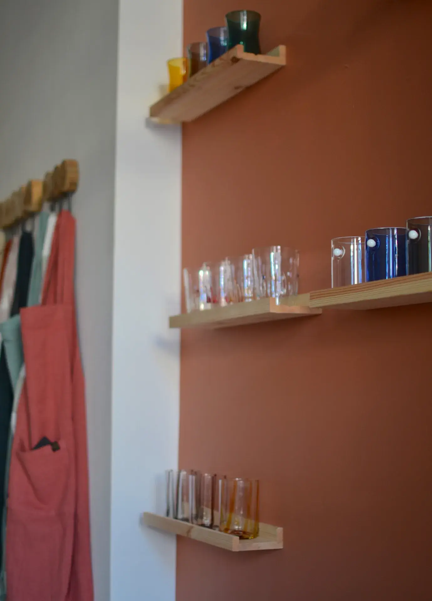 Étagère présentant notre collection de verres