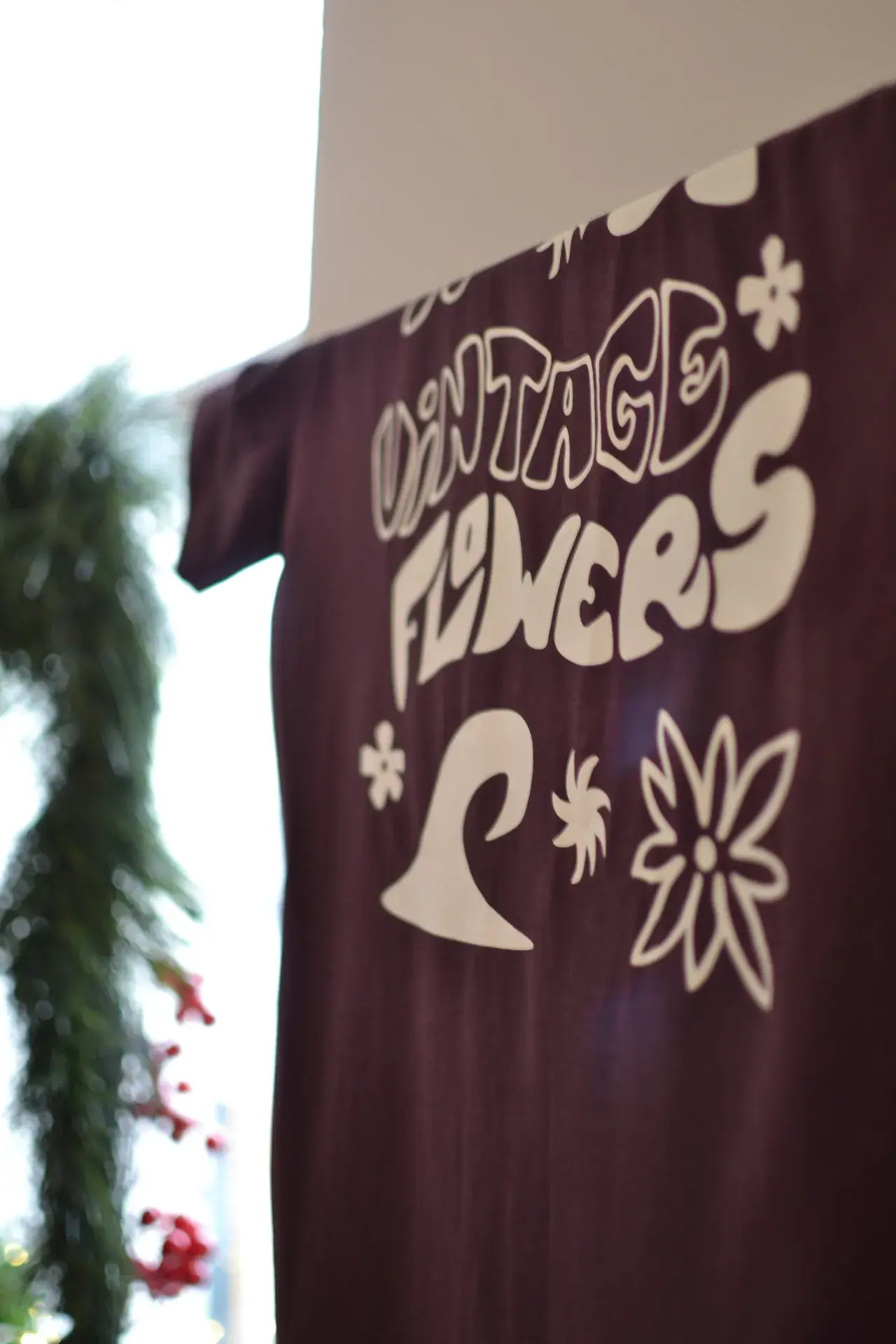 Détail broderie sur t-shirt Le Monde de Lola