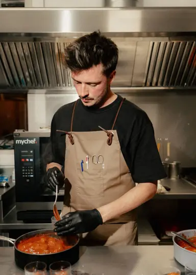 Valentin, chef au restaurant Le Monde de Lola